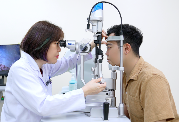 Phó giáo sư Hiền kiểm tra khúc xạ mắt cho người cận thị. Ảnh: Bệnh viện Tâm Anh