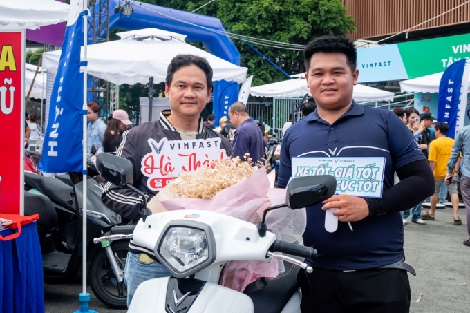 Nguyễn Hoàng Long (bên trái) đổi sang xe điện để tối ưu chi phí đi lại. Ảnh: VinFast