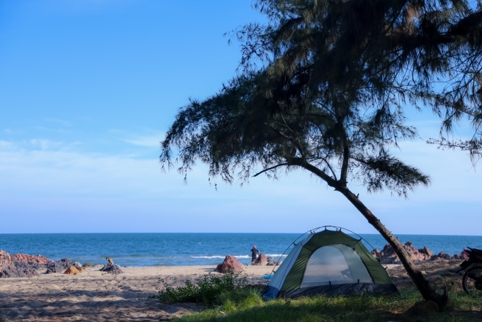 Một bãi biển hoang sơ dọc Mũi Né. Ảnh: Lữ Duy Tường