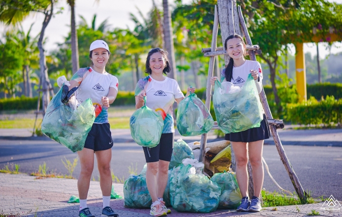 Các thành viên CLB Ngũ Hành Sơn runners chung tay làm sạch nơi sinh hoạt. Ảnh: Ngũ Hành Sơn runners
