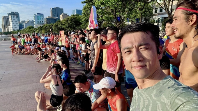 Quang Hào check-in cùng các thành viên Đà Nẵng Runners sau buổi chạy. Ảnh: FBNV