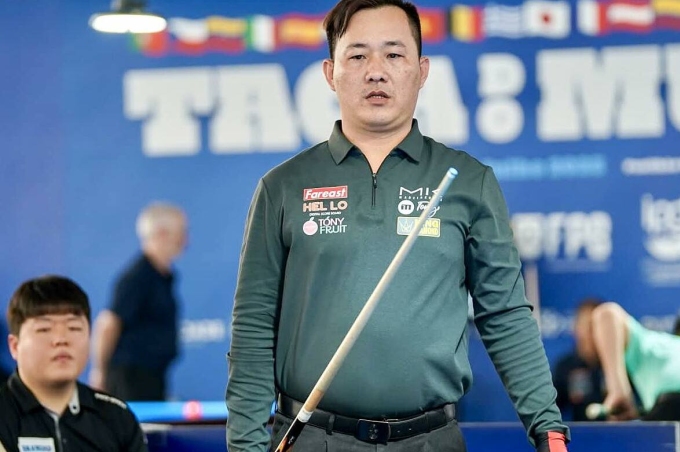 Đào Văn Ly trong trận thắng Cho Myung-woo ở bảng B World Cup billiards 3C 2025 chặng Porto, sáng 4/7. Anh là đại diện Việt Nam duy nhất giành vé vào vòng 16. Ảnh: Billards