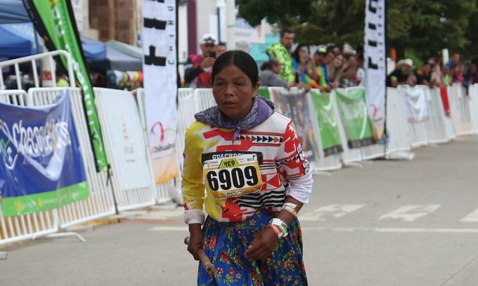 Candelaria Rivas về nhất Ultramaraton de los Canones tại Guachochi, Mexico. Ảnh: Eluniversal