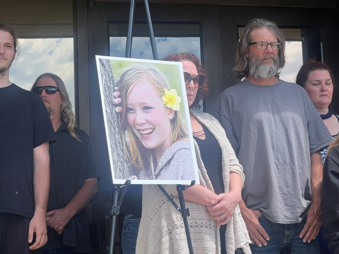 Gia đình mang ảnh  Jessica Rehfeld đến dự phiên tòa tuyên án Richard Hirth. Ảnh: Pennington County States Attorneys Office