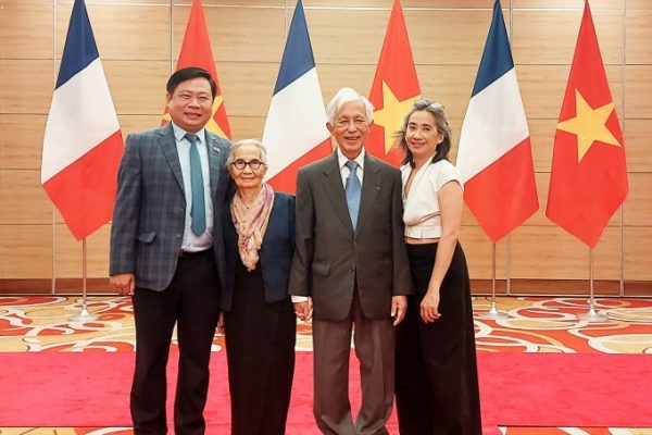 GS Trần Thanh Vân và vợ nhận huân chương Bắc đẩu Bội tinh