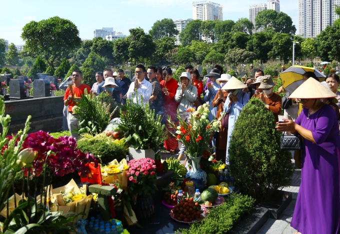 Người dân đến thắp hương tưởng nhớ cố Tổng Bí thư Nguyễn Phú Trọng tại nghĩa trang Mai Dịch, ngày 8/7. Ảnh: Khổng Chí