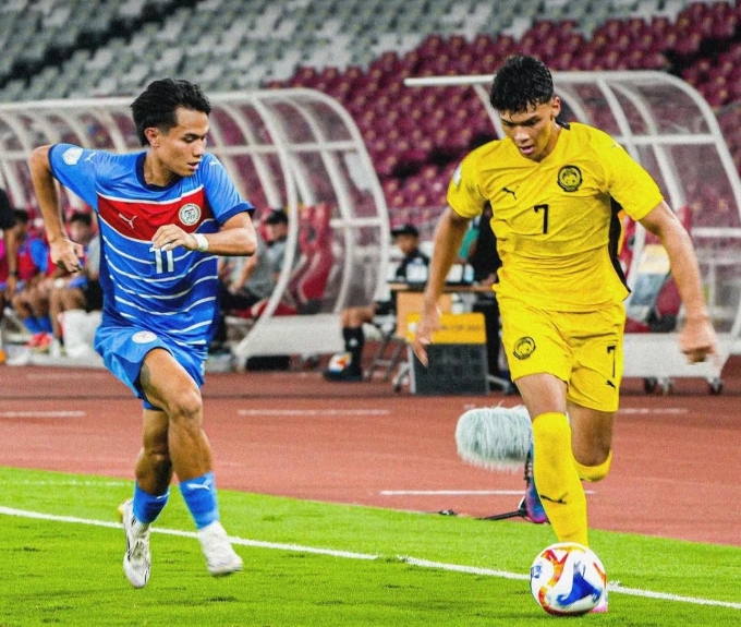 U23 Malaysia (áo vàng) thua Philippines 0-2 ở lượt ra quân bảng A U23 Đông Nam Á 2025, tại sân Gelora Bung Karno, Indonesia, ngày 15/7/2025. Ảnh: MalaysiaNT
