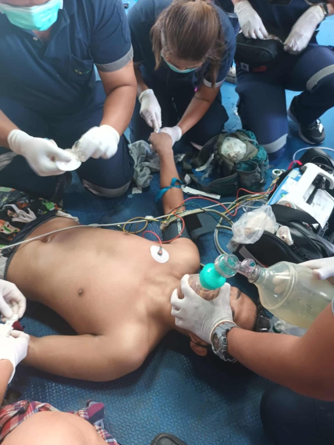 Các bác sĩ cấp cứu cho Singfangkhong ở phòng tập tạ Thái Lan hôm 22/7.