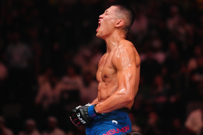Steven Nguyen hét lớn ăn mừng chiến thắng đầu tiên tại UFC. Ảnh: UFC