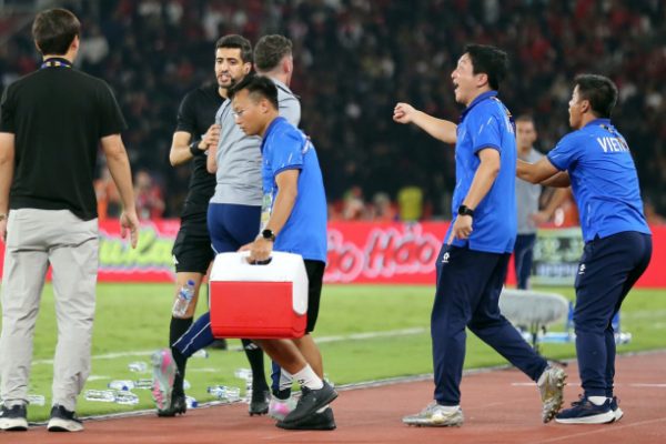 Bác sĩ Việt Nam nói về nghi án xếp chai nước trận U23 Indonesia