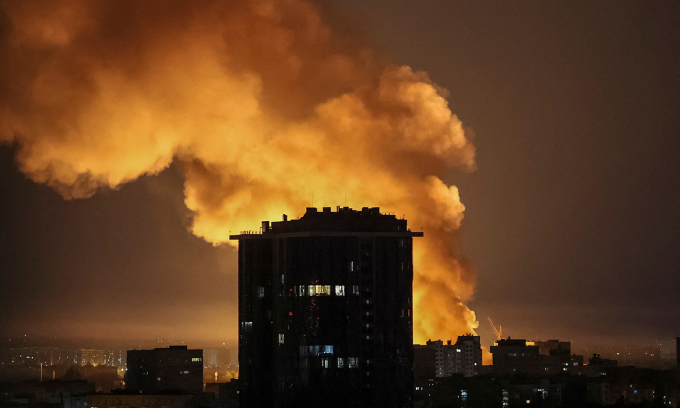Khói bốc lên từ hỏa hoạn tại Kiev, Ukraine sau khi Nga tập kích ngày 4/7. Ảnh Reuters