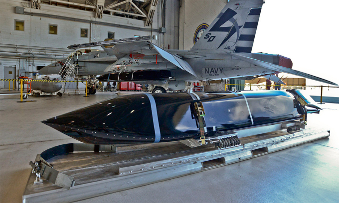 Tên lửa AGM-158C cạnh tiêm kích F/A-18E/F ở căn cứ Sông Patuxent, bang Maryland, Mỹ tháng 8/2015. Ảnh: US Navy