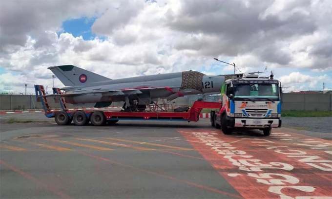 Tiêm kích MiG-21 được chuyển khỏi trung tâm huấn luyện Phnom Chum tháng 10/2021. Ảnh: Khmer Times