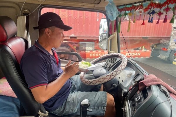 Kẹt xe cửa ngõ phía Đông TP HCM: Vạ vật nhiều giờ