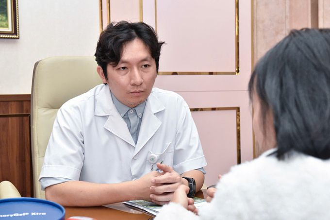 Bác sĩ Mạnh tư vấn điều trị cho một bệnh nhân trẻ bị tăng huyết áp. Ảnh: Linh Đan