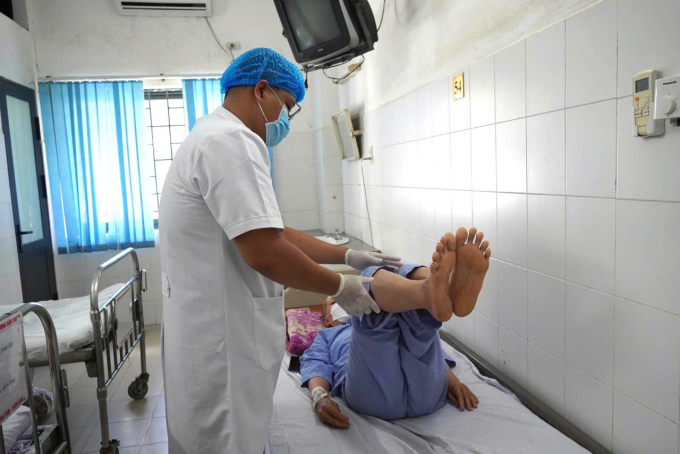 Bác sĩ thăm khám nữ bệnh nhân sau phẫu thuật. Ảnh: Ngân Nguyễn