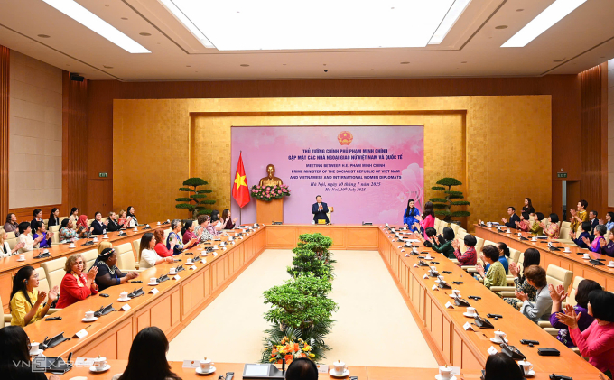 Cuộc gặp giữa Thủ tướng Phạm Minh Chính và các nhà ngoại giao nữ Việt Nam, quốc tế. Ảnh: Giang Huy