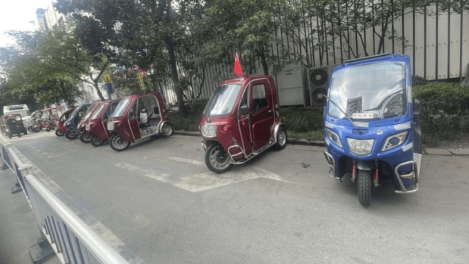 Xe lão đầu lạc đỗ bên ngoài một bệnh viện ở Thượng Hải, nơi những loại xe này bị cấm, nhưng có ngoại lệ cho những người khuyết tật. Ảnh: Wang Yuanyuan