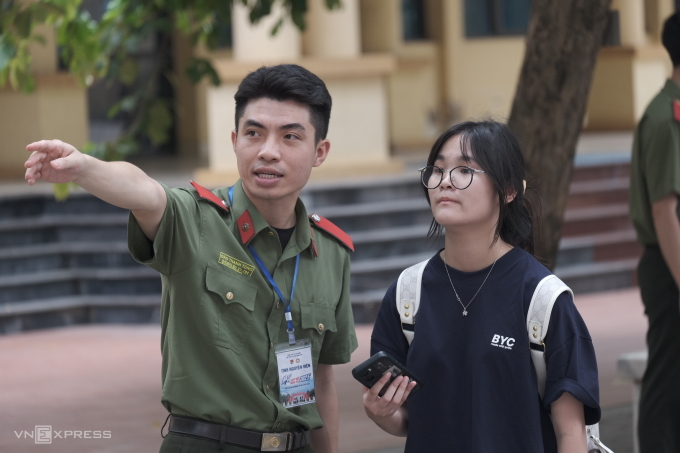 Học viên Học viện An ninh nhân dân hướng dẫn thí sinh ở kỳ thi đánh giá hôm 6/7. Ảnh: Dương Tâm
