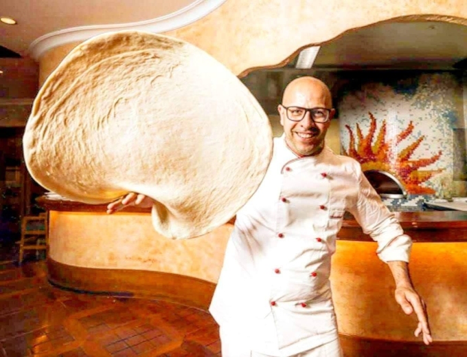 Pasqualino Barbasso - đầu bếp Ý hai lần vô địch thế giới về kỹ thuật pizza bay. Ảnh: Facebook Pasqualino Barbasso