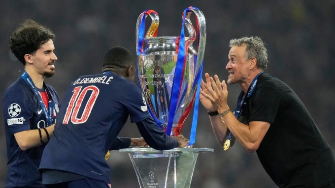 HLV Enrique cùng các học trò Dembele, Vitinha mừng bên chiếc cup vô địch Champions League sau trận chung kết thắng Inter 5-0 ngày 31/5. Ảnh: AFP
