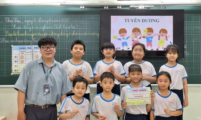 Tiến và học sinh ở kỳ thực tập, tháng 4. Ảnh: Nhân vật cung cấp