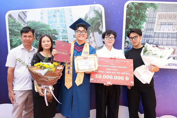 Tiến chụp ảnh kỷ niệm cùng gia đình trong lễ tốt nghiệp, ngày 11/7. Ảnh: Nhân vật cung cấp