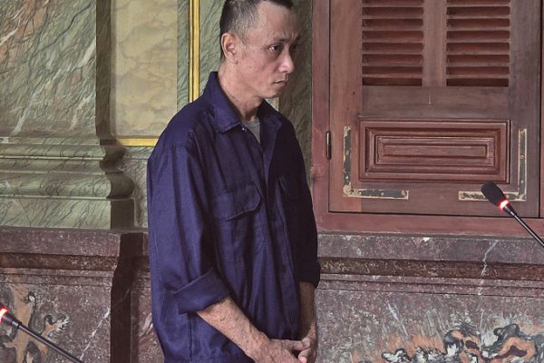 Không cho đi nhờ đường, tông xe vào nhà hàng xóm