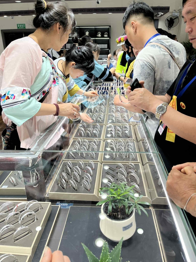 Bên trong cửa hàng bán ngọc. Ảnh: NVCC