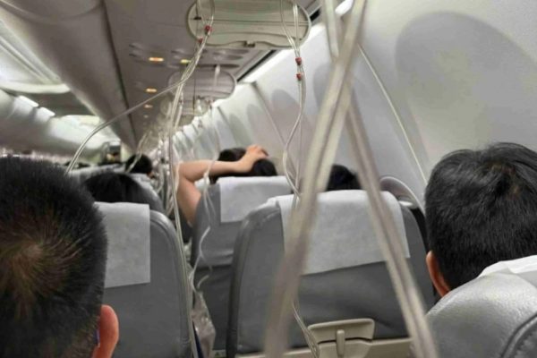 Máy bay Nhật giảm độ cao 8.000m đột ngột: Sự cố hàng không