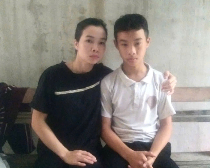 Chị Mùi và Thưởng trong ưuangx thời gan điều trị bệnh. Ảnh: Gia đình cung cấp