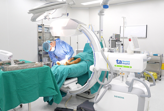 Bác sĩ thực hiện phẫu thuật bàn chân bẹt. Ảnh: Bệnh viện Đa khoa Tâm Anh