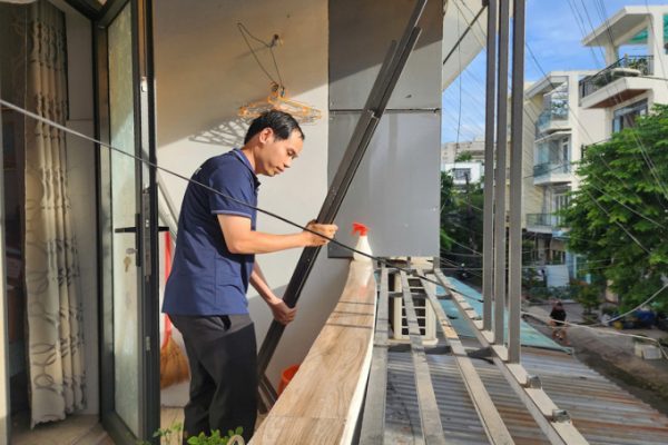 Tháo dỡ ‘chuồng cọp’, hàng rào ở cư xá cháy khiến 8 người chết