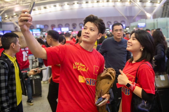 Khách Việt đi Bangkok xem chung kết ASEAN Cup hồi tháng 1. Ảnh: Thành Đạt
