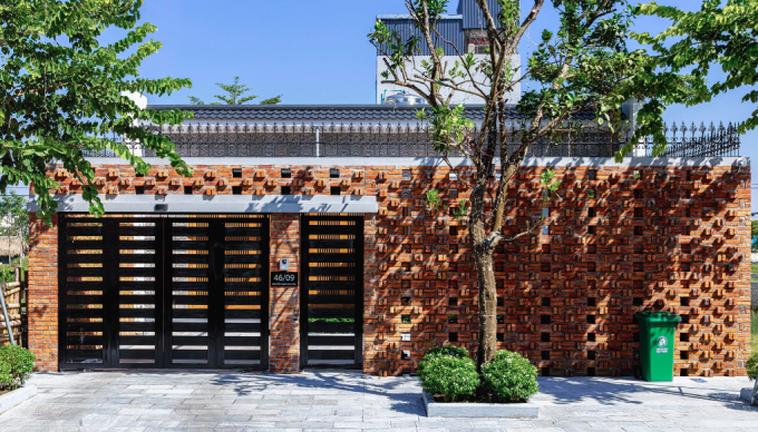 Mặt tiền gạch lỗ giúp thích nghi với thời tiết địa phương. Ảnh: Humi Studio