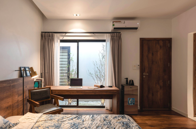 Phòng ngủ nằm cạnh giếng trời. Ảnh: Humi Studio