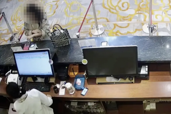 Thượng Hải: Cô gái sống xa hoa nhờ mánh khóe “ăn vạ”