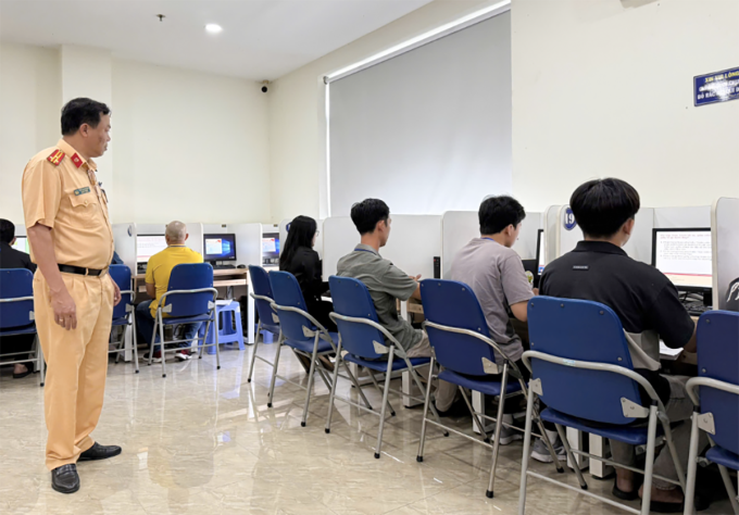 Lãnh đạo Phòng CSGT TP HCM kiểm tra nơi tổ chức sát hạch bằng lái ôtô cho người dân ở Trung tâm đào tạo và sát hạch bằng lái Hóc Môn. Ảnh: Minh Bằng