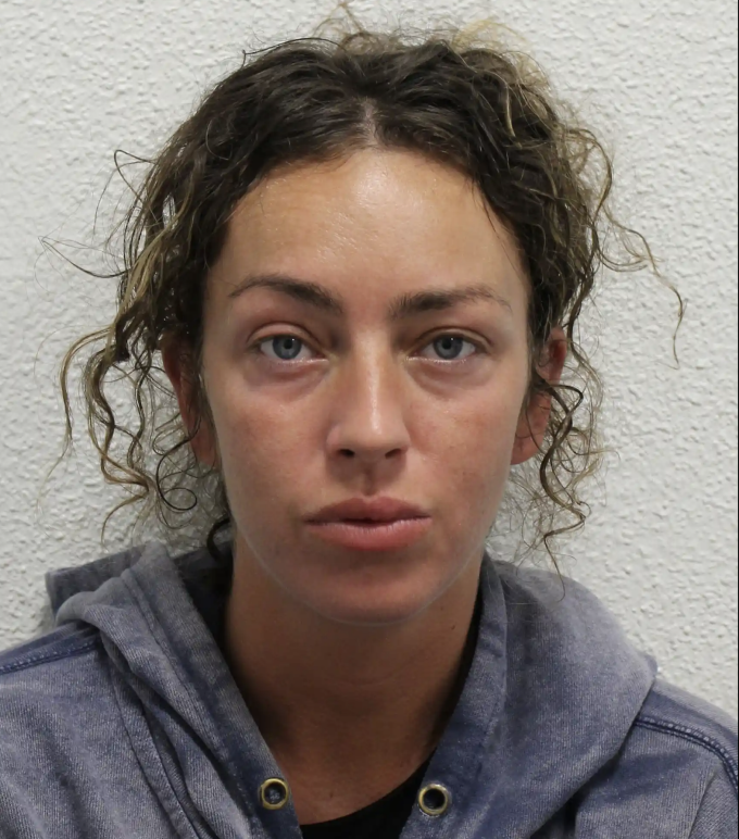 Roseanne sẽ thay mẹ điều hành băng đảng gia đình khi bà vắng nhà. Ảnh: Metropolitan Police