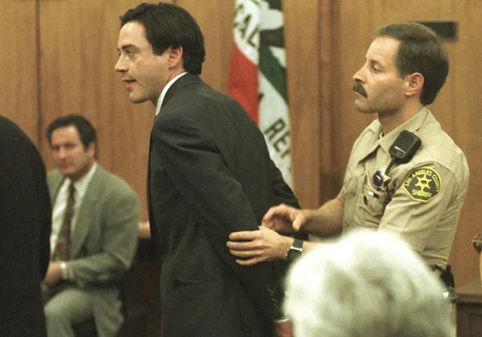 Robert Downey Jr. bị bắt giữ sau khi bị buộc tội tàng trữ cocaine và lái xe quá tốc độ ngày 8/12/1997 tại Malibu, California. Ảnh: Fox 10