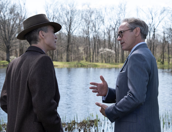 Robert  Downey Jr. (phải) và Cillian Murphy trong Oppenheimer- bộ phim đại thắng 7 giải Oscar, cả hai diễn viên trong ảnh đều thắng giải. Ảnh: Oppenheimer