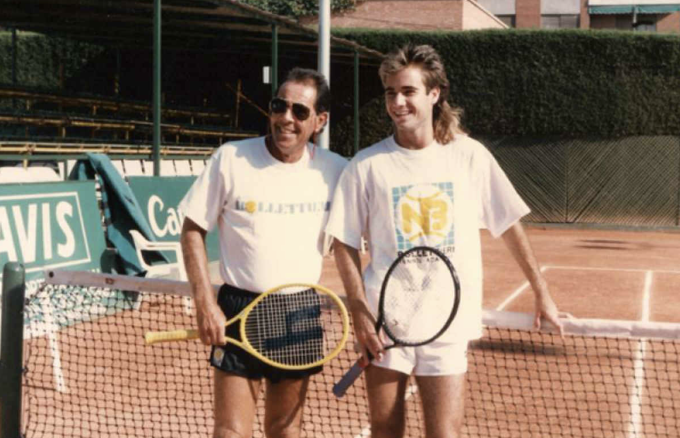 Ông Mike và cậu con trai út Andre - người sau này giành 8 Grand Slam, một chức vô địch ATP Finals, một HC vàng Olympic 1996, và từng có thời gian dài đứng đầu bảng thứ tự các tay vợt nam (ATP Ranking).