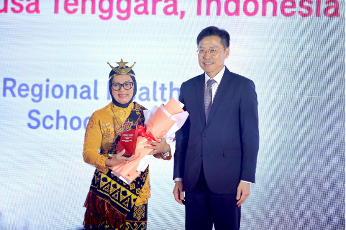 Ông Lee Yuan Siong Chủ tịch kiêm Tổng giám đốc Tập đoàn AIA trao giải thưởng cho trường UPTD SD Negeri Papela, Indonesia. Ảnh: AIA