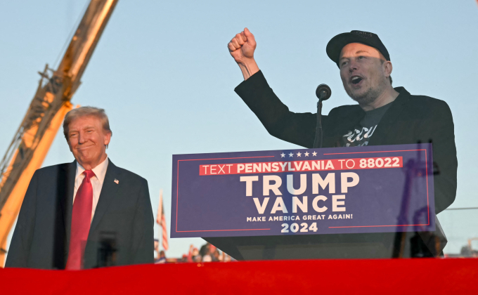 Giám đốc điều hành Tesla Elon Musk (phải) phát biểu trên sân khấu trong sự kiện tranh cử của Donald Trump ở thành phố Butler, bang Pennsylvania, ngày 5/10/2024. Ảnh: AFP