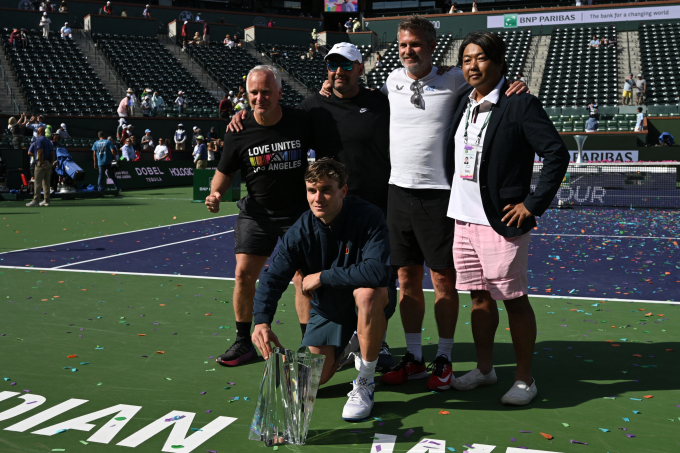 Jack Draper mừng bên Cup vô địch Indian Wells bên ê-kíp HLV, với HLV trưởng James Trotman (thứ hai từ phải sang) ngày 17/3/2025. Ảnh: AFP