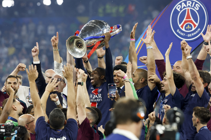 Tiền đạo Ousmane Dembele nâng cup khi cùng các cầu thủ PSG mừng vô địch Champions League sau trận chung kết thắng Inter 5-0 trên sân Allianz, Munich, Đức ngày 31/5/2025. Ảnh: AFP