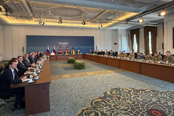 Phái đoàn Nga (trái) và Ukraine tại Istanbul, Thổ Nhĩ Kỳ, ngày 2/6. Ảnh: Bộ Quốc phòng Ukraine