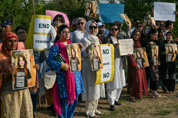 Biểu tình phản đối bạo lực nhằm vào phụ nữ tại thủ đô Islamabad của Pakistan hôm 5/6 sau vụ TikToker Sana Yousaf bị át hại. Ảnh: AFP