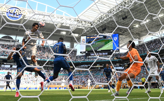 Gonzalo Garcia bật cao đánh đầu trong trận Real Madrid hòa Al Hilal 1-1 ở bảng H FIFA Club World Cup 2025 ngày 18/6. Ảnh: AFP