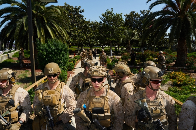 Lính thủy quân lục chiến Mỹ tại thành phố Los Angeles, bang California ngày 22/6. Ảnh: AFP